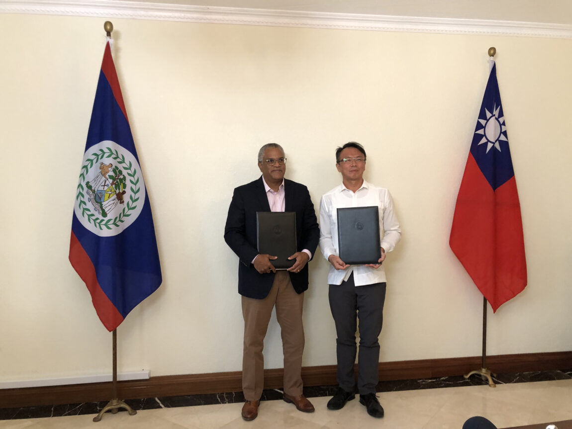 Minister-Courtenay-and-Ambassador-Chien.jpg